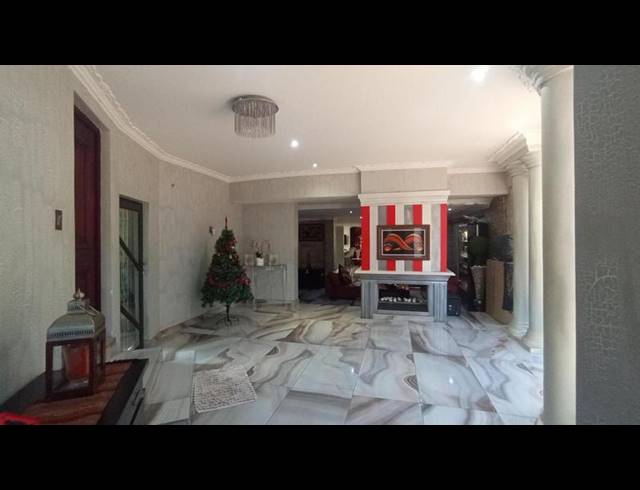 7 BEDROOM HOUSE FOR SALE IN RASLOUW